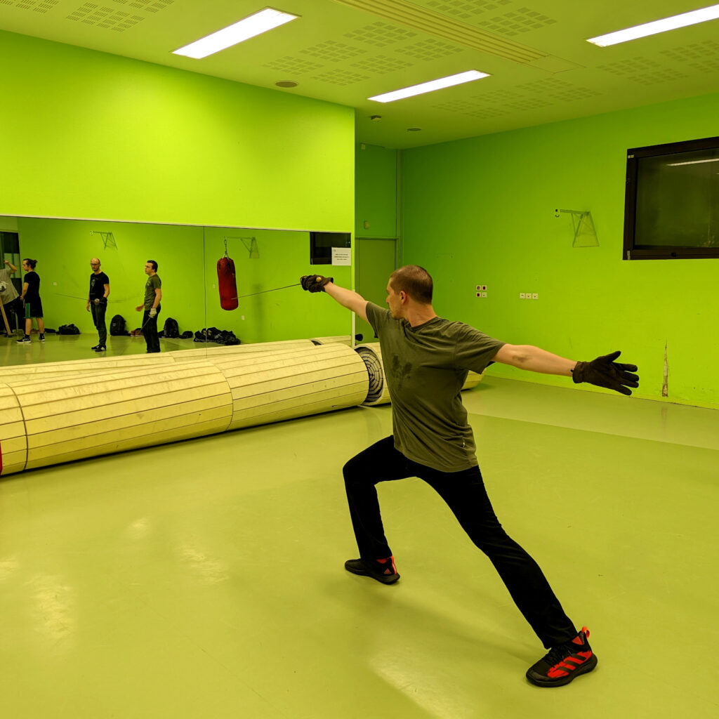 Arthur en fente devant le miroir de la salle du CPB des Gayeulles, pointe plus basse que la main en supination.